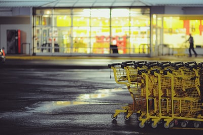 水泥地上的黄色购物车